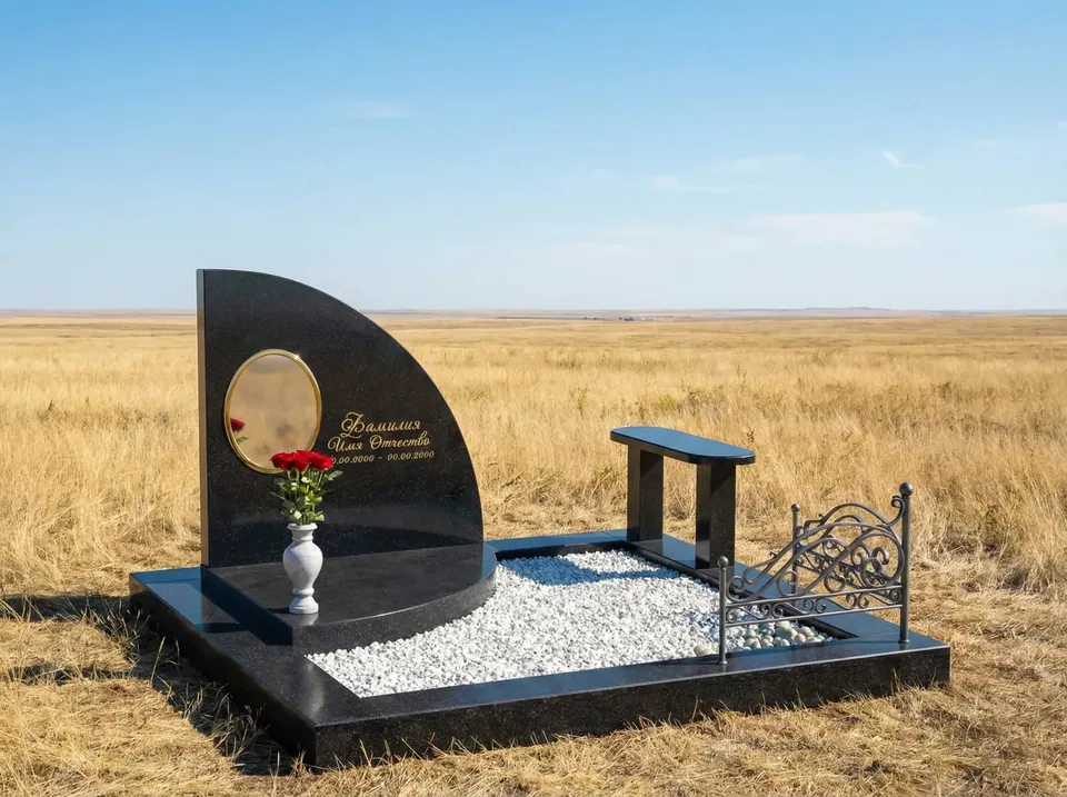 Мемориальный комплекс с каменной облицовкой и благоустройством участка