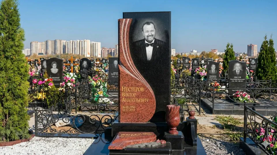 Вертикальный памятник из чёрного и красного камня с портретом