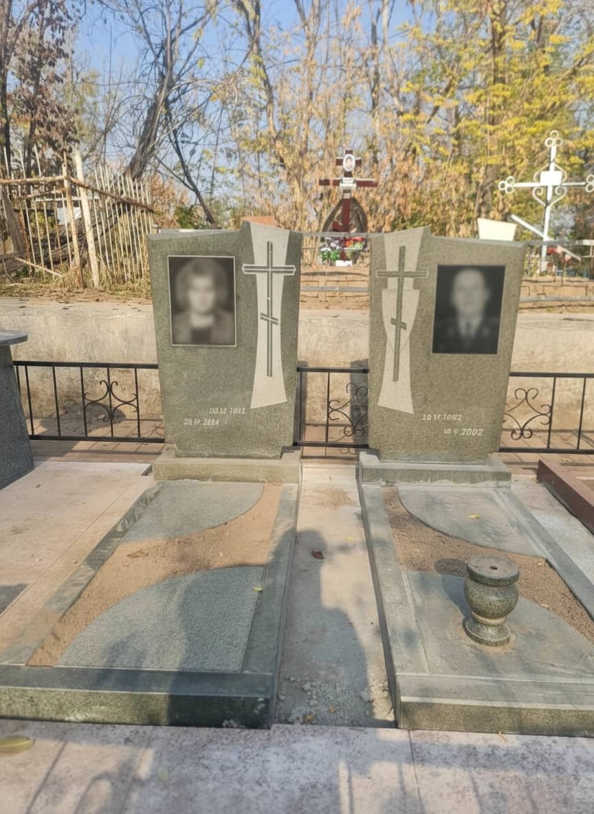 Готовый мазар из куртинского гранита вид спереди и сбоку.