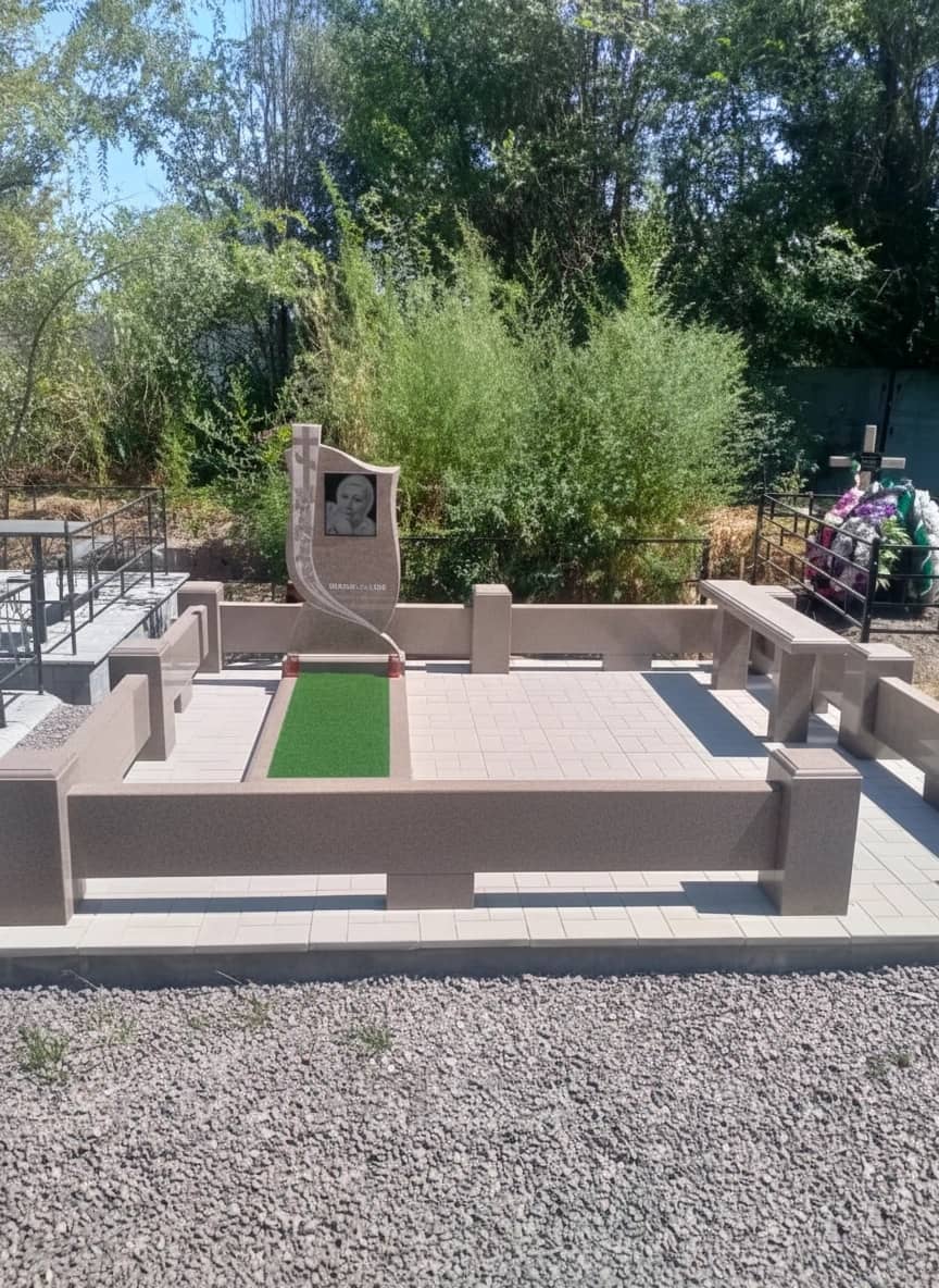 Реализованный проект семейного захоронения с гранитной брусчаткой.