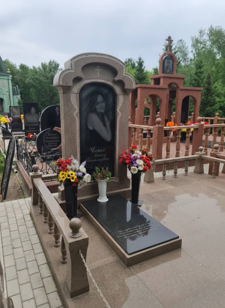 Крупный план гравировки полумесяца и суры на черном камне