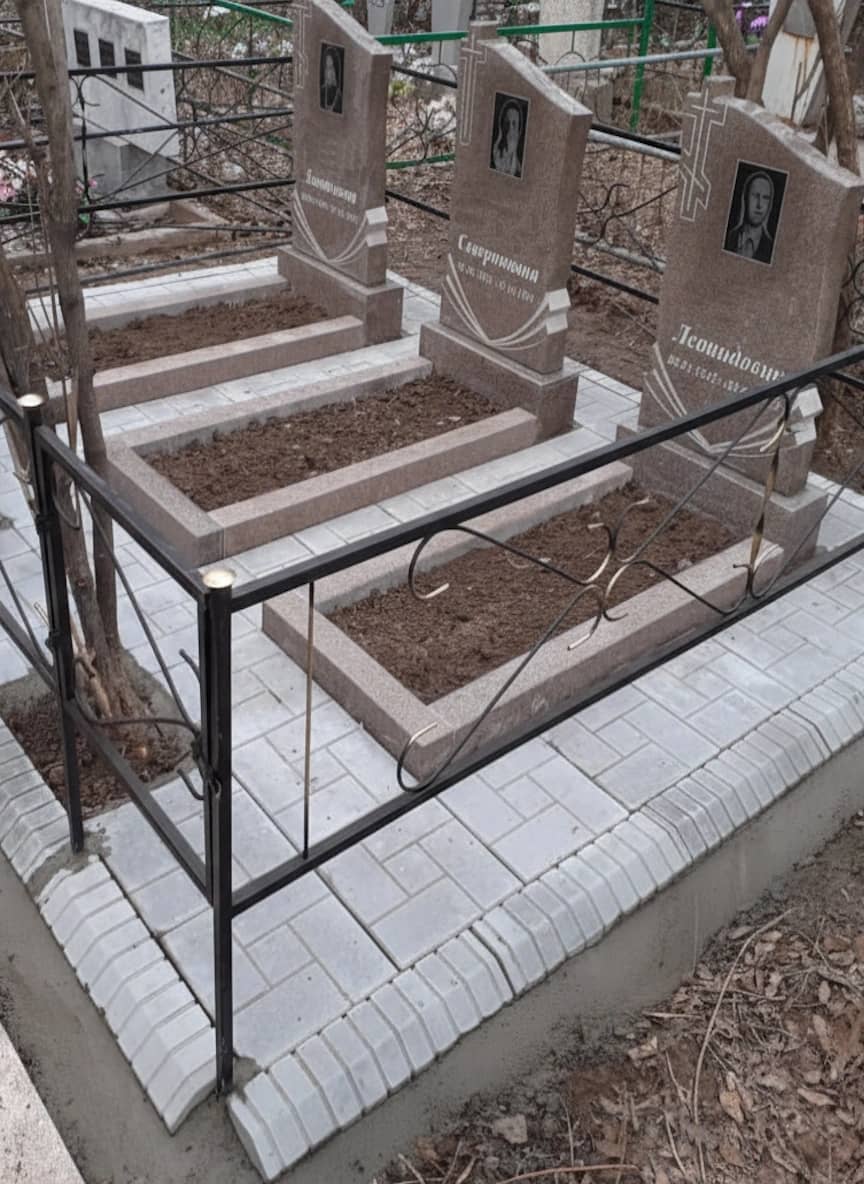 Процесс монтажа кулпытаса на бетонное основание.