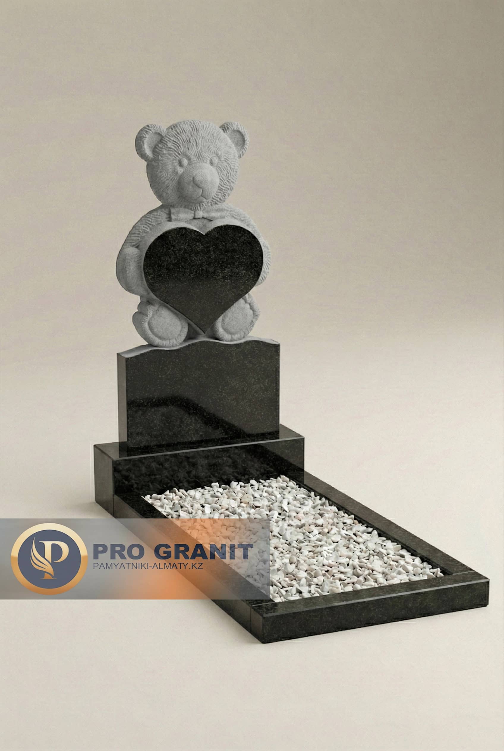 Резной памятник береза с проработанной корой и ветвями