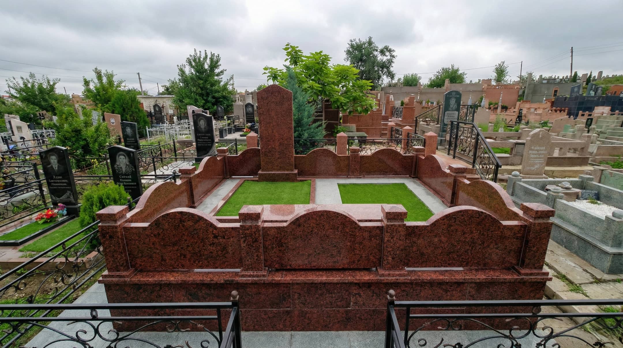 Установленный памятник ангел с крыльями на кладбище