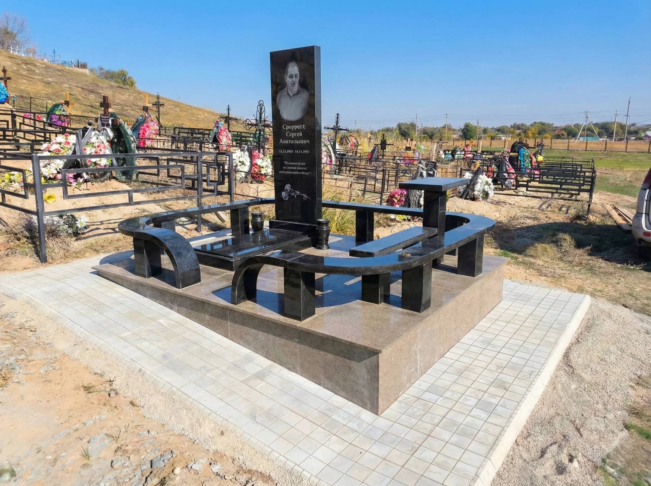 Резной памятник сердце из гранита фото готовой работы