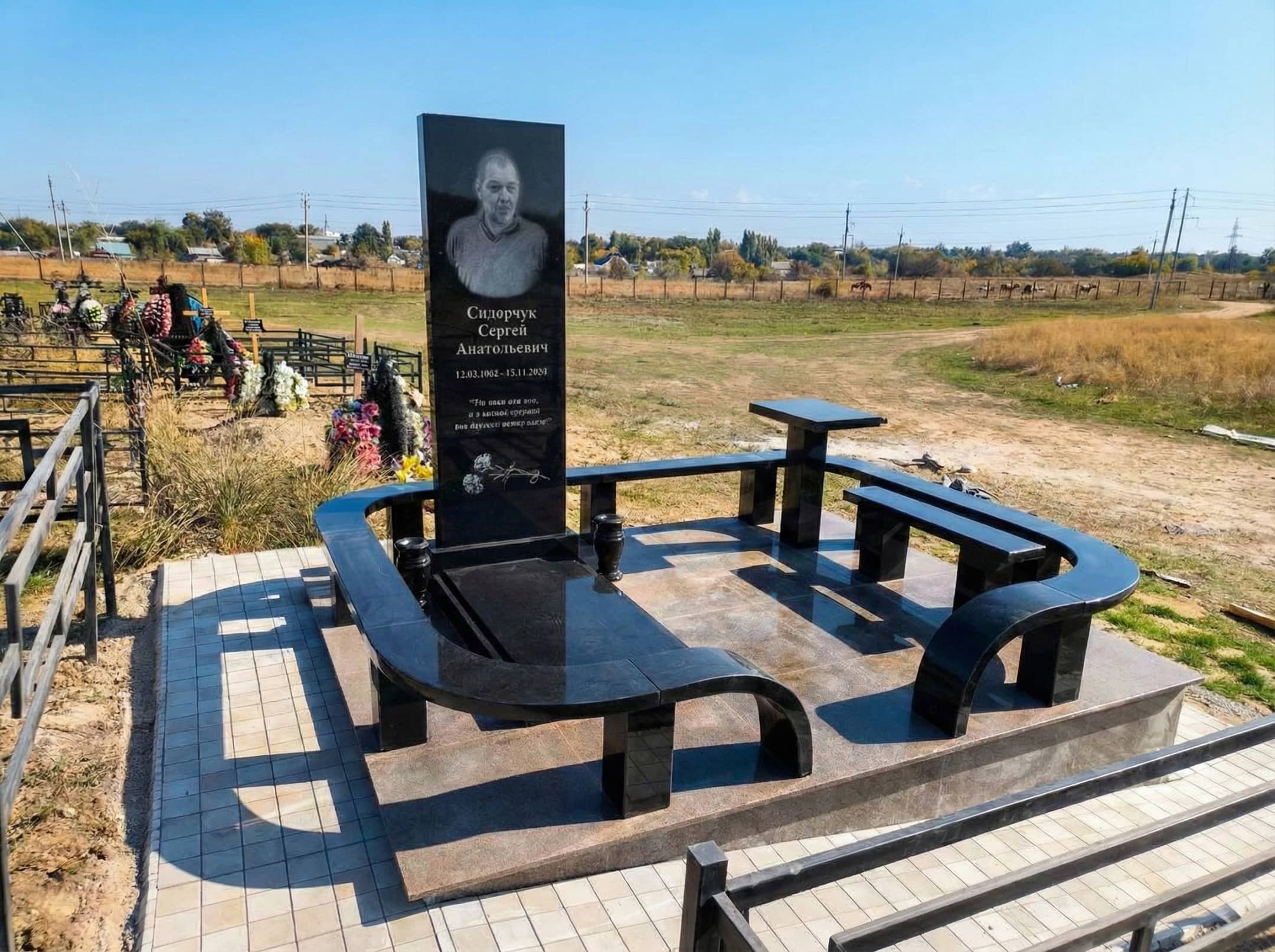 Крупный план резьбы розы на граните