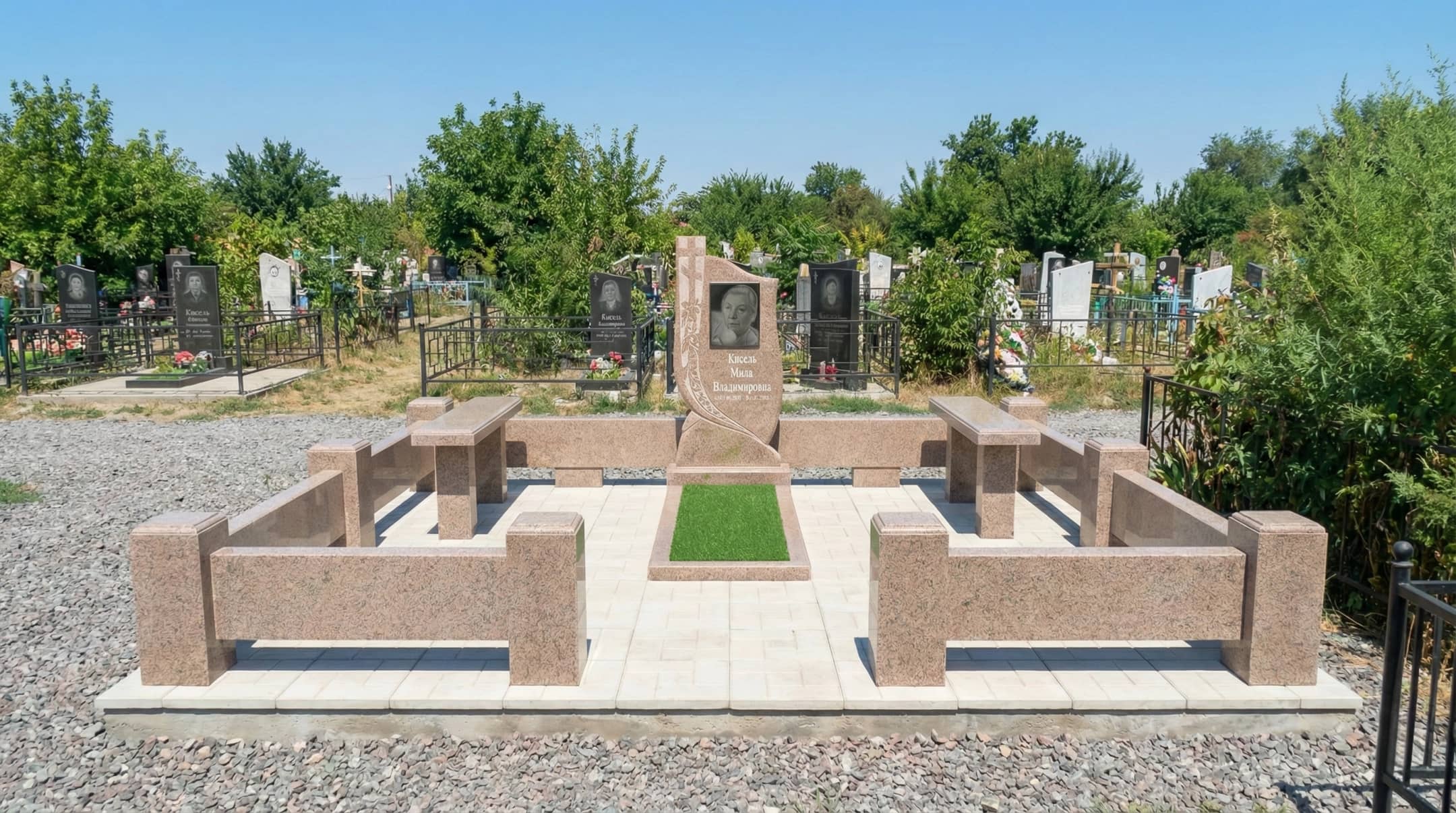 Памятник в форме креста с голгофой