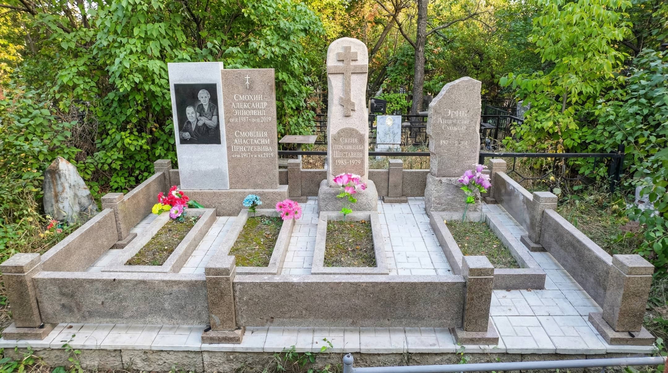 Гранитные памятники в виде креста из габбро