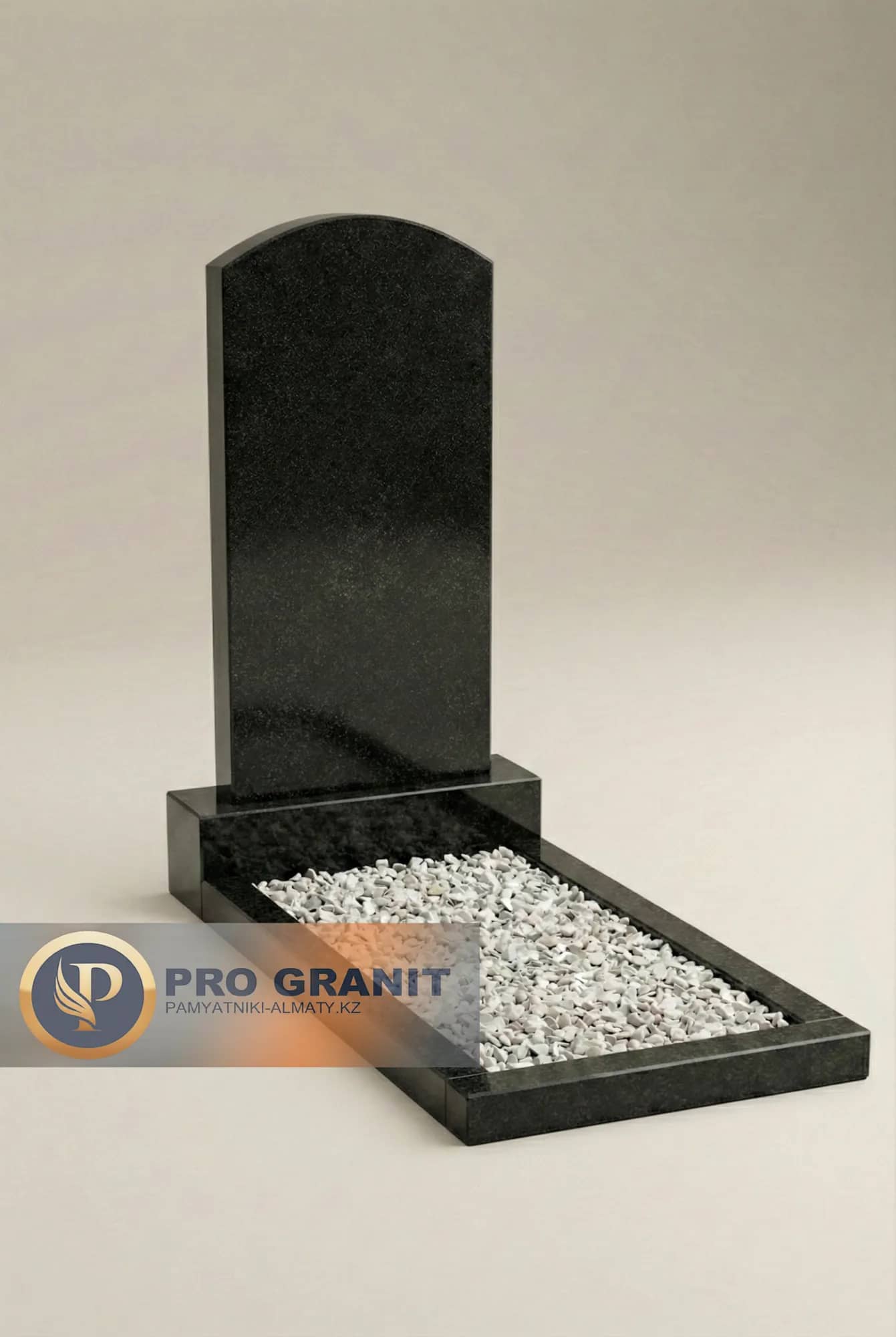 памятник из черного гранита с крестом