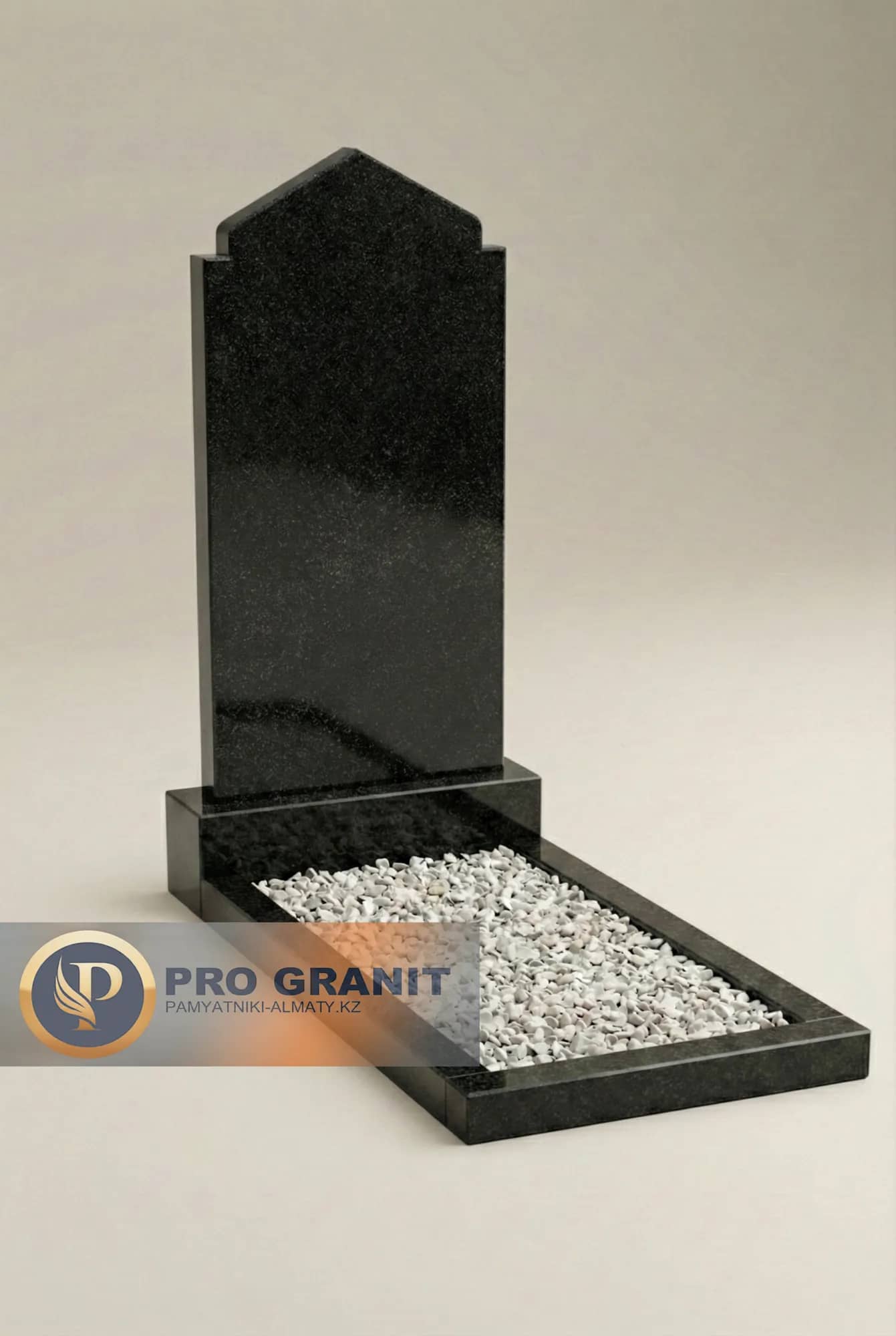 Надгробная плита с арабской вязью и гравировкой мечети.