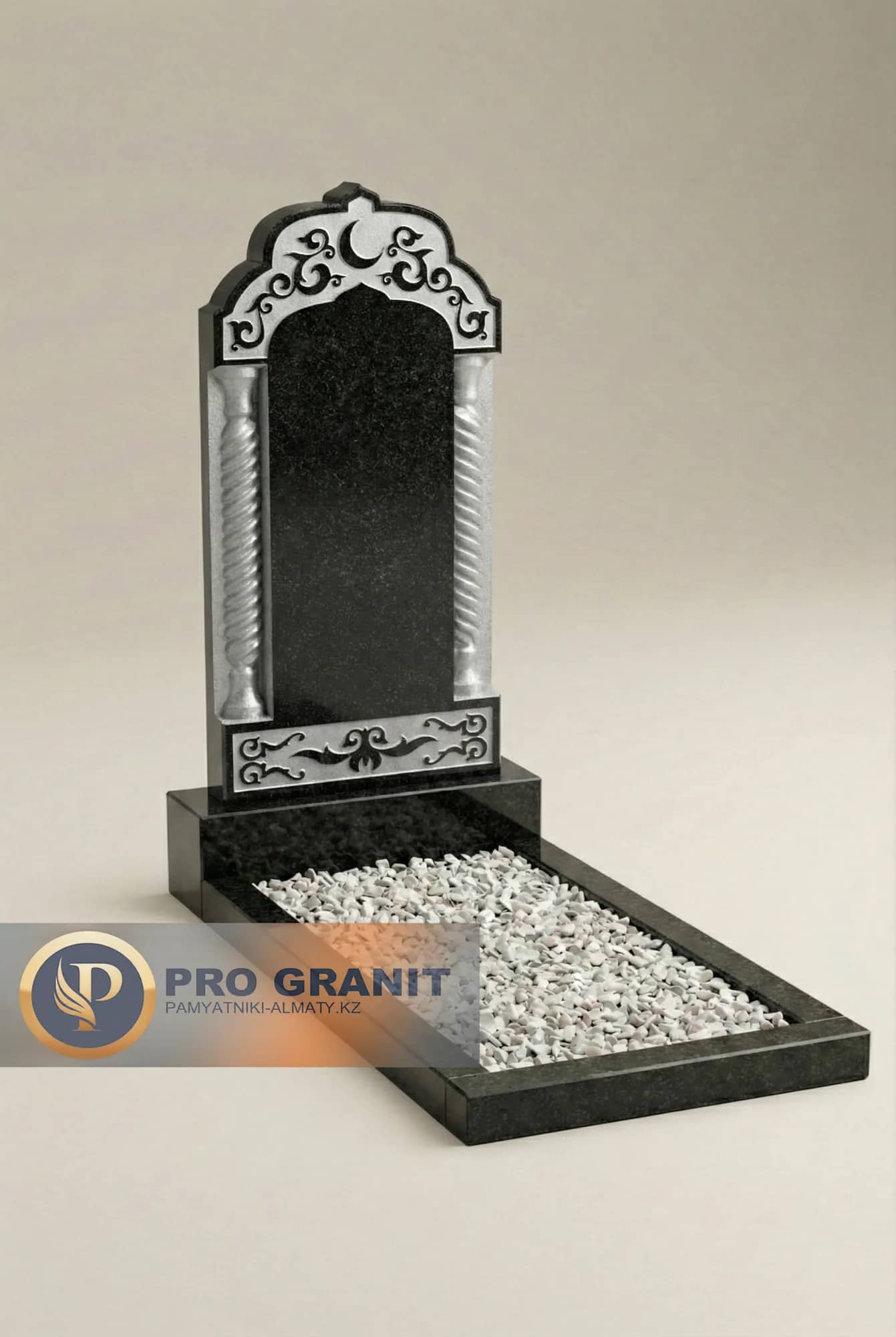 Вертикальная стела с полумесяцем из белого мрамора.