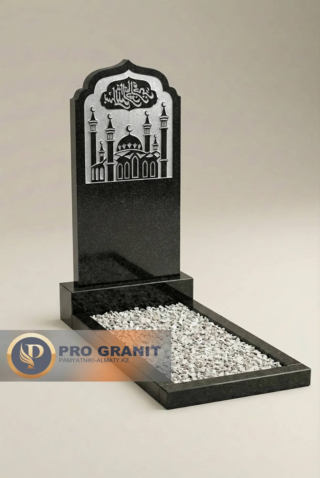 Памятник в виде мечети с минаретами из натурального камня.