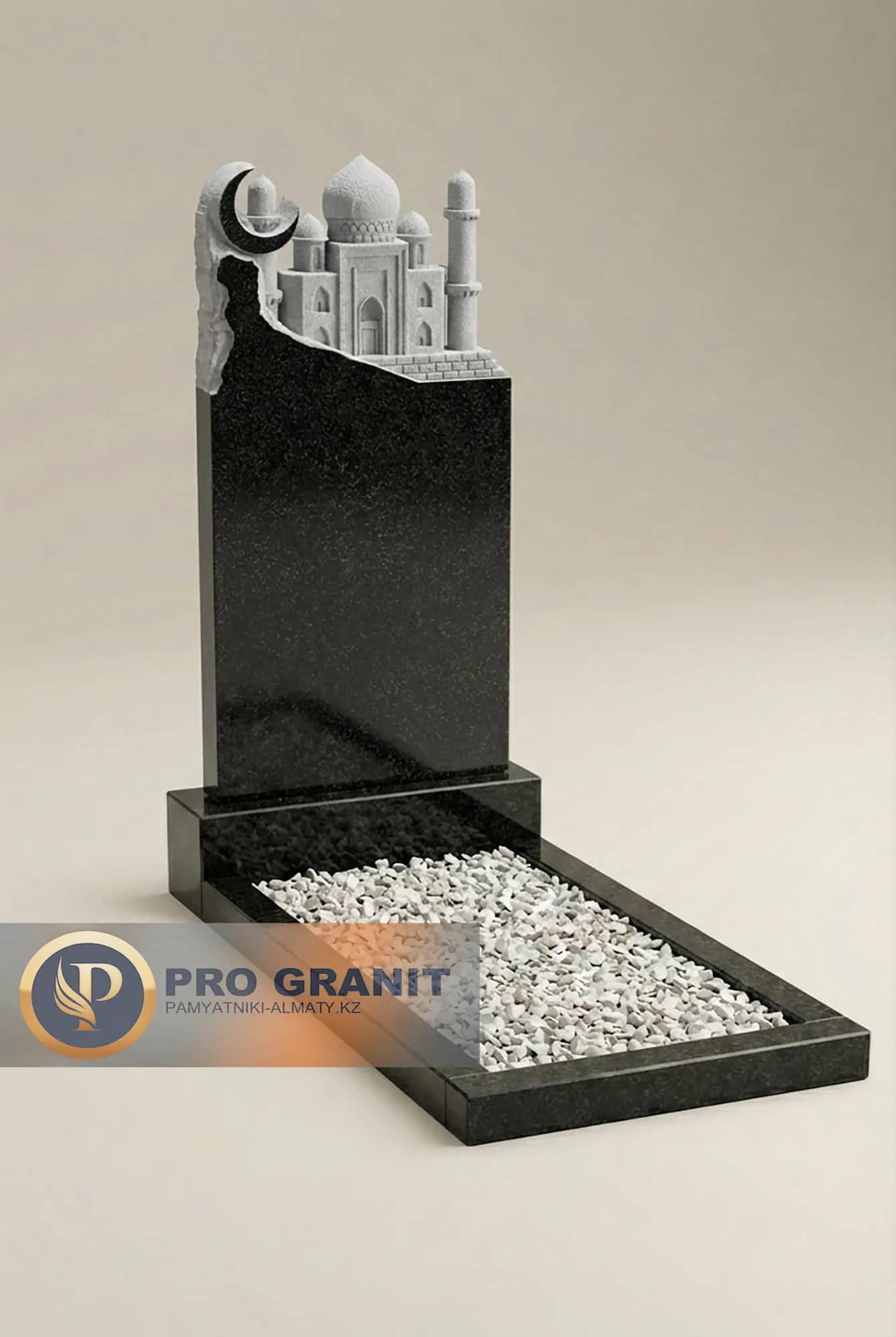 Гравировка сур из Корана на памятнике золотом.