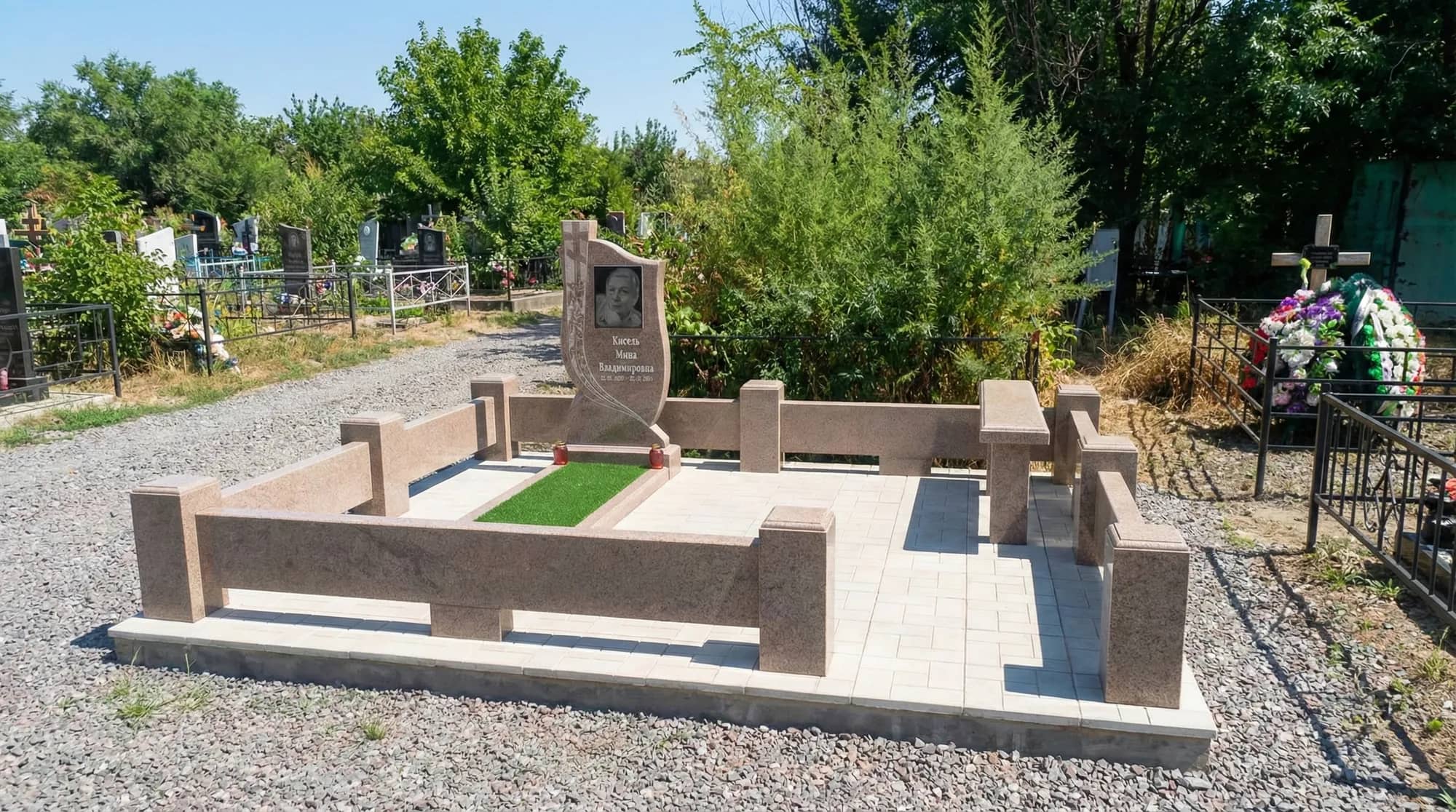 монтаж гранитные памятники с крестом на сложном рельефе